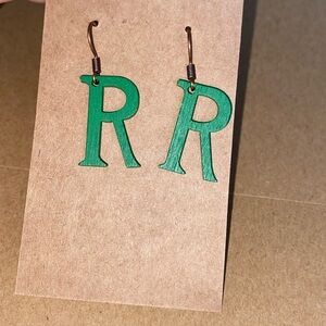 ☀️3/$9☀️ Letter “R” Wood Earrings (Green)